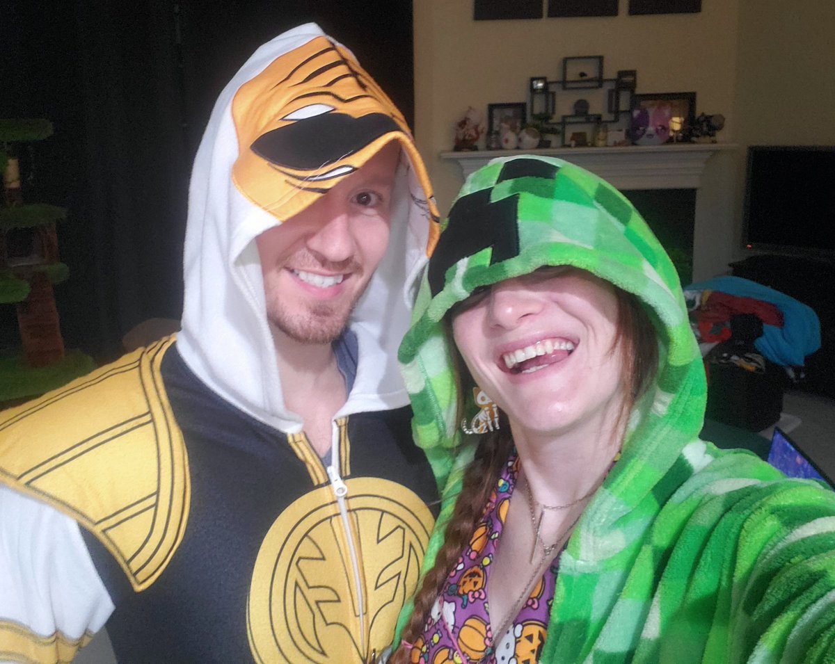 🎉Happy Halloween!!🎃
👻💝🍬🍫🍭💀🍡🍻
Another great year wandering the neighborhood giving out candies with my boo💖