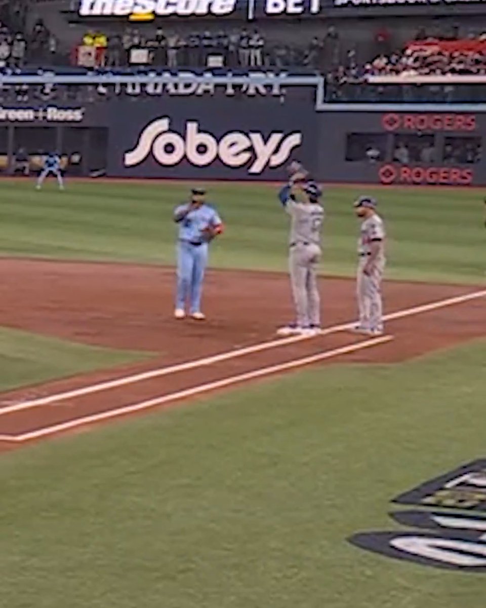 Shohei and Vladdy are never not having fun on the diamond 😂
#WorldSeries