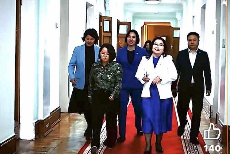 Тэд ихэр хүүхдүүд мэт ижил зан авиртай

80-д оны хүүхдүүд болох Оюунэрдэнэ болон тэдний хамтрагч залууст нэг  нийтлэг зүйл байна.

Тэр нь хүнд байх ёстой суурь мэдлэг огт алга.
Тэд 90-д оны нийгэм солигдох үеийн сурагчид. Олигтой багш байхгүй, аав ээжийн халамж байхгүй бүгд