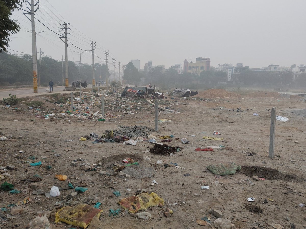 AkhandTrust's tweet image. @NayabSainiBJP @cmohry @dcsonipat सोनीपत महलाना रोड़ सेक्टर 23 के मेला मैदान पर घुसपेठियों द्वारा झुग्गी डालकर कब्जा करना शुरु हो चुका हे पहले भी इस पर कोर्ट केस चल रहा था अब HSVP के अधिकारियों की मिलीभगत से रोड किनारे नई झुग्गी डाली जा रही हैं प्रशासन मुकदर्शक हे