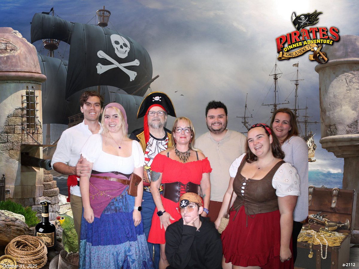bhackett17's tweet photo. Happy Halloween from the Wagners/Hacketts/Albanos!🎃🏴‍☠️ https://t.co/tpZscrsENX