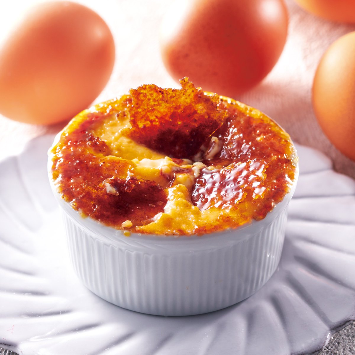 3種のベリーを忍ばせたクレームブリュレ♬ ご提供前に丁寧に