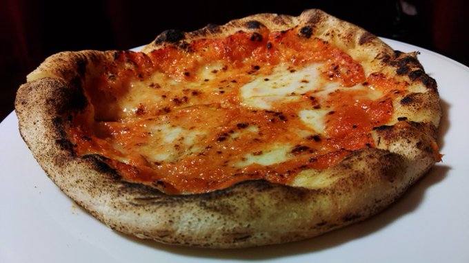 バジルは日持ちもしないからもう無しでいいかなとも思うが何か物足りない
そう思いながらピッツァ焼く 