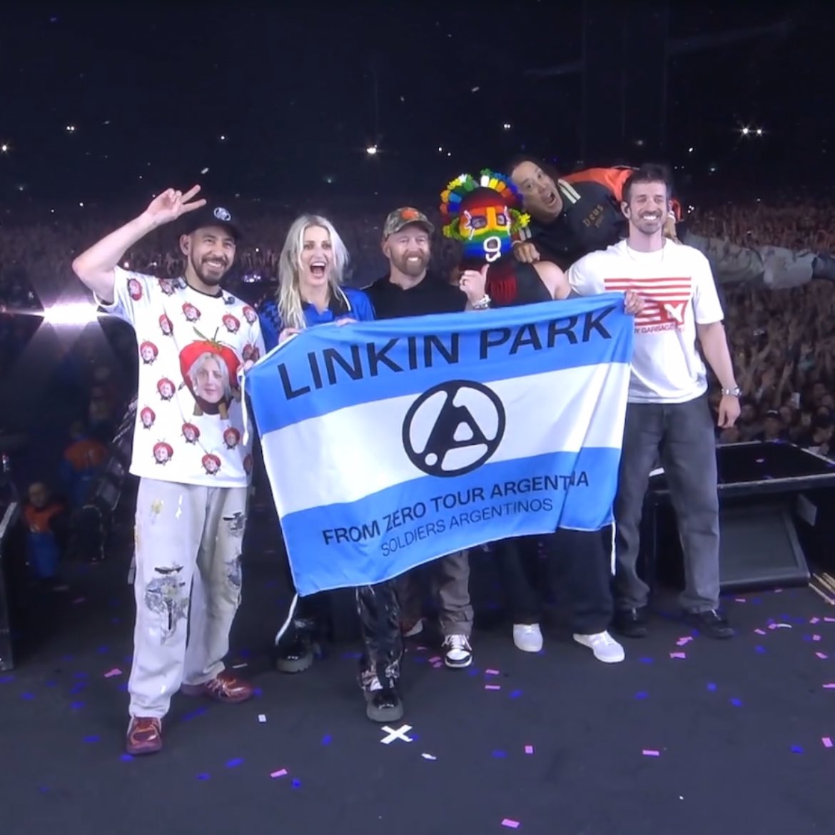 BroodingAnanas's tweet photo. LINKIN PARK IN ARGENTINA!!💙🇦🇷 https://t.co/AvK7euh400