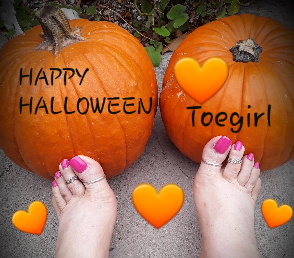 I hope you're all having a spooky Halloween night!!👻👹☠️.   ♥️mee