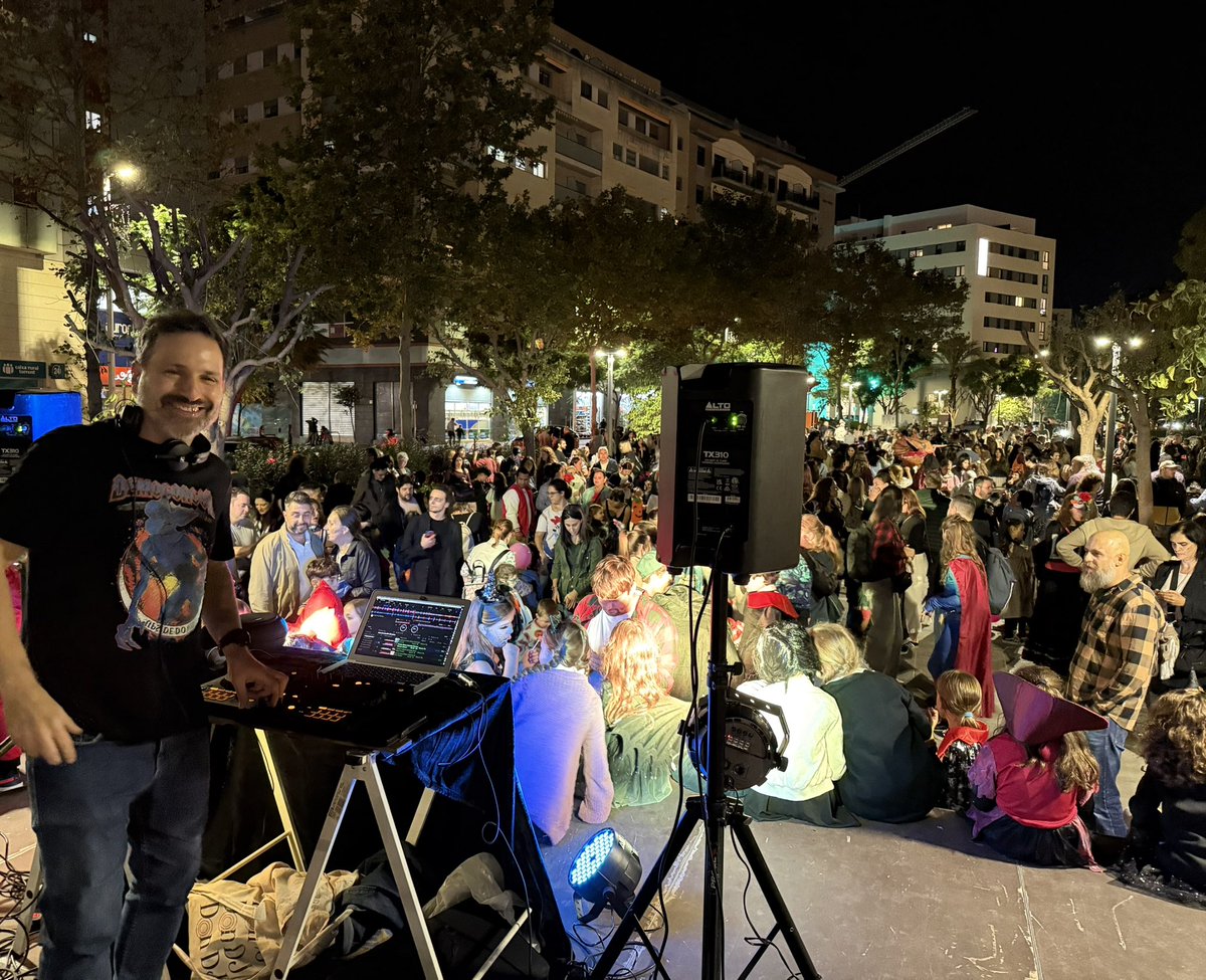 comerciotorrent's tweet image. 🎃👻 Este Halloween lo hemos pasado de “miedo” con la visita de centenares de “monstruos” a nuestros comercios que han repartido todo tipo de dulces, caramelos y sorpresas entre los vecinos de nuestra ciudad!

#comerciodetorrent
#ACST
#comerçdeconfiança