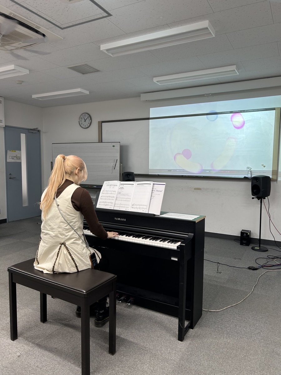 MIC_NUART's tweet image. 🚀2025日芸祭 企画紹介🚀

『 音と映像の共感覚的インタラクション
－音を視る体験－』         

📍南棟5階PCルーム

電子ピアノの演奏データをもとに、
TouchDesignerで映像をリアルタイムに生成する体験型展示です。
演奏者と鑑賞者がともに「音を視る」感覚を共有する時間を体験できます。