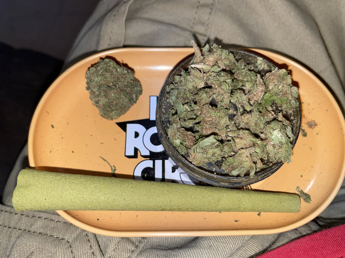 Rulo94's tweet photo. Dulce o mota?
Truco o porro?
Mota y porro?
Jajajajajajajajaja disfruten su #Halloweed jajajajajaja https://t.co/sk73kP638W