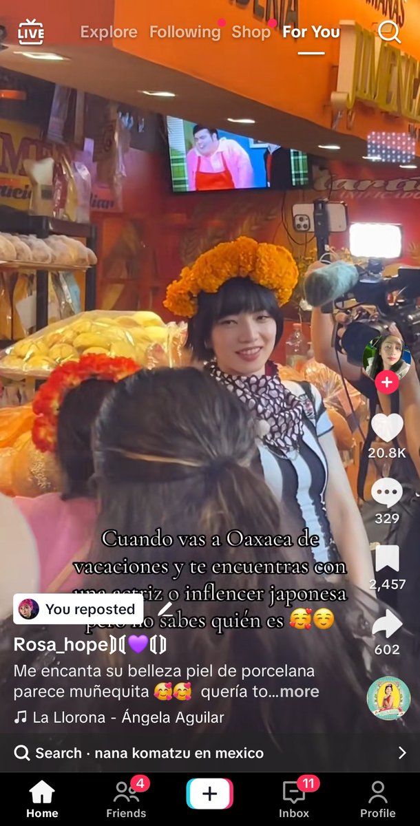 almaplateada's tweet image. QUE HACE NANA KOMATSU EN MEXICO??? 

Atrás el chavo del 8, muy México core 

#小松菜奈
