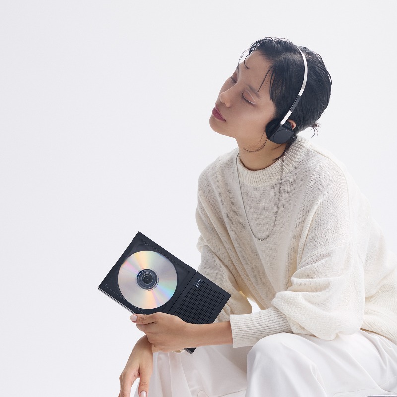 km5_Inc's tweet image. Bluetooth CDプレーヤー&amp;lt;Cp1/Cp2&amp;gt;
歌詞カードを飾れるシンプルなデザインと壁掛けにも対応
Bluetooth 軽量ヘッドホン&amp;lt;Hp1&amp;gt;も新登場！
ワイヤレと有線接続にも対応
@km5