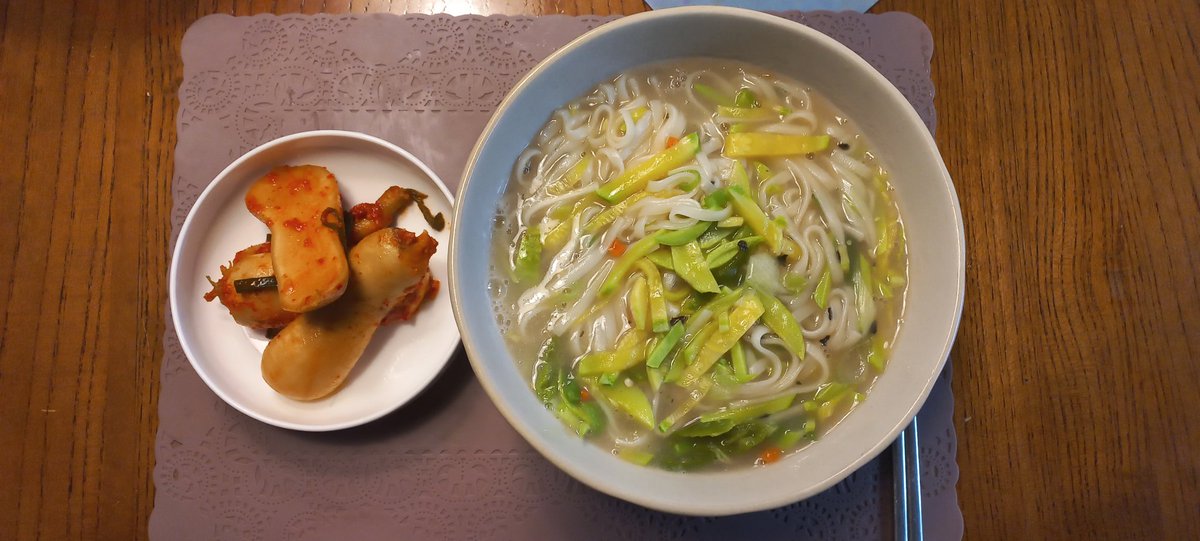 제가 먹을거 앞에놓고 사진 잘 안찍는데(먹기 바쁨) 선물 받았으니 보답으로..칼국수엔 호박이라 호박 잔뜩넣고 마침 딱 익은 총각김치와 후루룩. 우동면처럼 굵은 면을 칼국수라 칭하는걸 극혐하는 저희 오모니께서 참말 칼국수!라며 맛있다고 하셨어요. 싱겁게 먹는 저희는 스프 하나만 넣었어요.