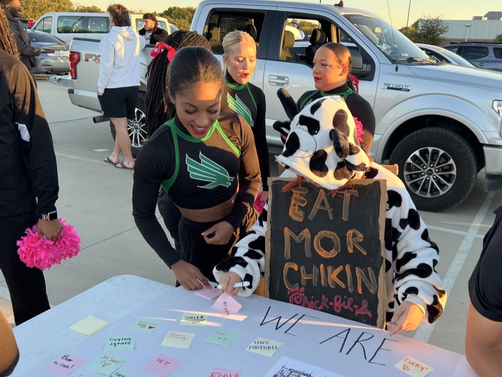 UNT_ELEVATE's tweet image. 🎃Trunk or Treat for Unity!🍭
Mean Grean student-athletes engaged with the Denton community for the fall @American_Conf Unity Week. Thank you to all the families who came to support soccer and picked up a few sweet treats along! 🍫👻

#AmericanUnityWeek x #ELEVATE | #GMG 🟢🦅