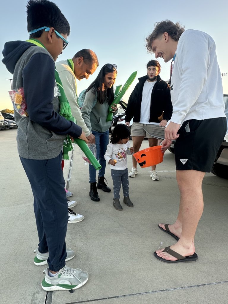UNT_ELEVATE's tweet image. 🎃Trunk or Treat for Unity!🍭
Mean Grean student-athletes engaged with the Denton community for the fall @American_Conf Unity Week. Thank you to all the families who came to support soccer and picked up a few sweet treats along! 🍫👻

#AmericanUnityWeek x #ELEVATE | #GMG 🟢🦅