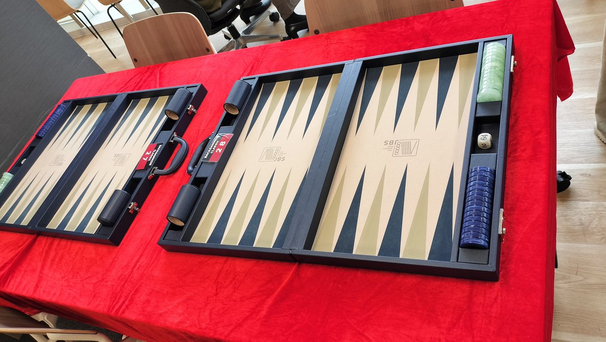 王位戦でkifu.meご利用の方へ
会場にはテーブルクロスが敷かれています　ボードの位置がズレがちなので、クロックをバーンと押したりしない方がよいです