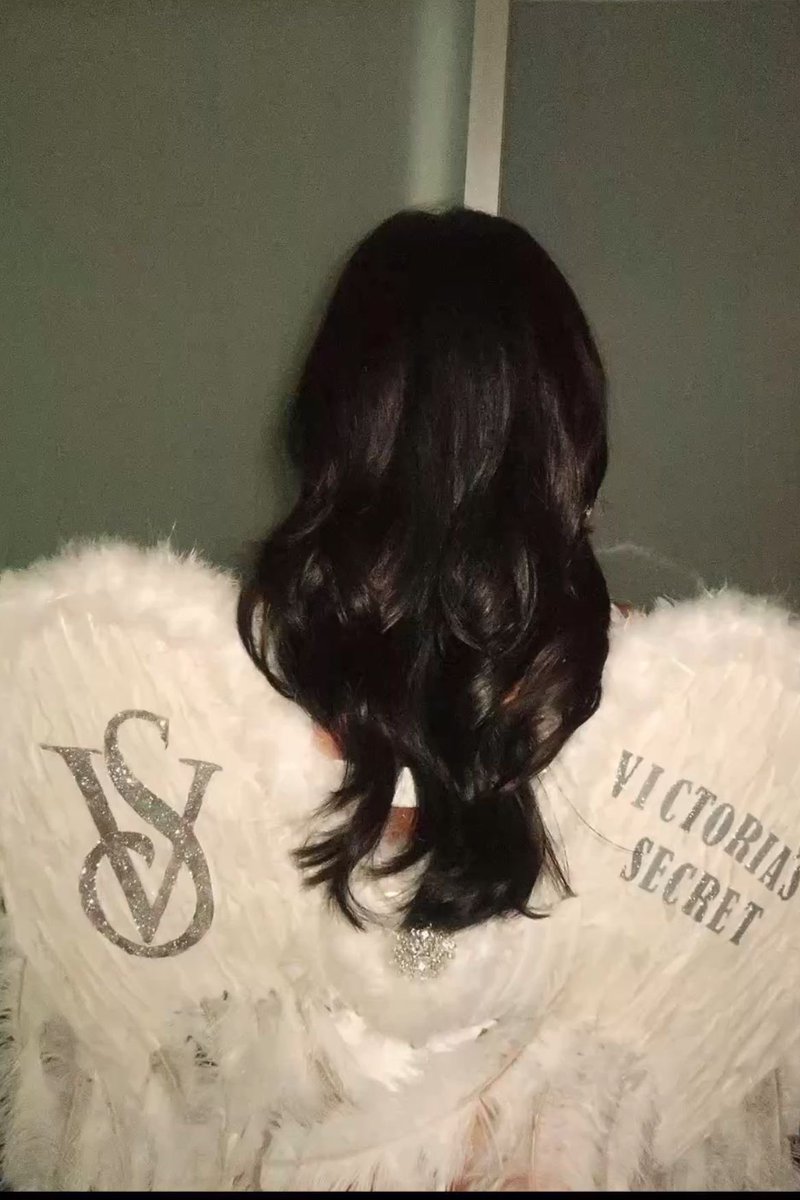 rorymein's tweet photo. Who’s Victoria? 💘 https://t.co/1vGR1rv8eP