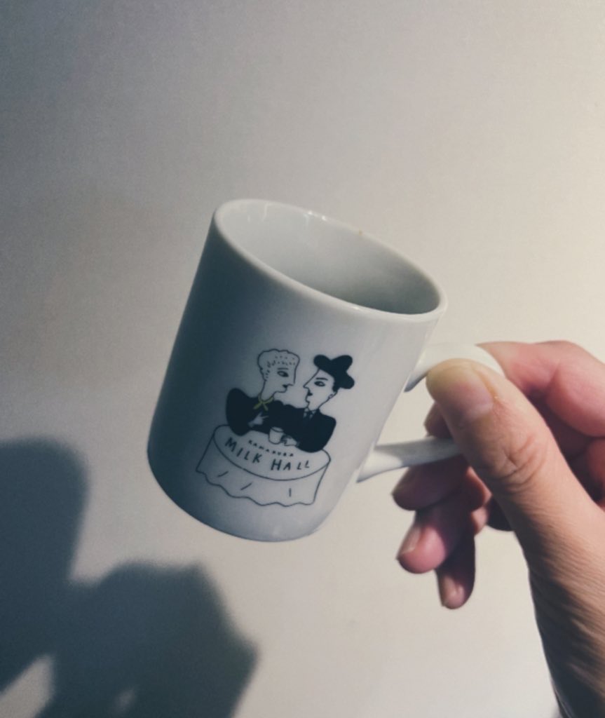 ミルクホール、懐かしいなぁ…とふと思い出し、何気なく手に持っていたカップを見たら、まさにそのミルクホールで買ったものでした。もう15年ほど前、鎌倉をぶらりと訪れた時にレトロな雰囲気に惹かれて入ったミルクホールで、思い出にと買ったお気に入りです♡伊豫田さんの個展行きたいなぁ。