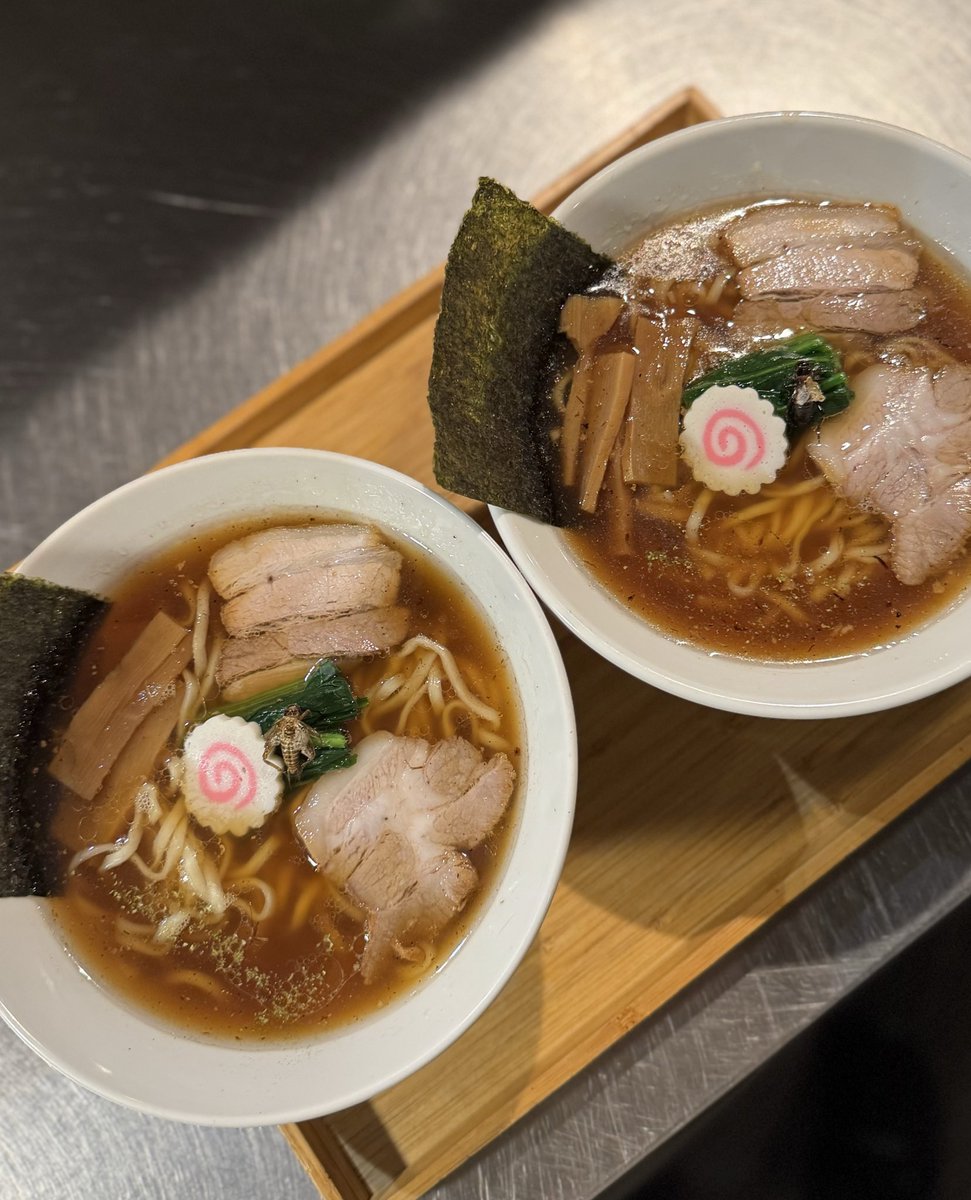 earthboy64's tweet photo. 寒くなってきて、ラーメンの美味しい季節です。旨み強めのコオロギを使って、コオロギ出汁やコオロギ香味油の味わいも少し分厚くしました。いい感じです。

今日明日も終日コオロギラーメン営業です。気軽に食べにいらしてください。 https://t.co/QOQm3B9GTt