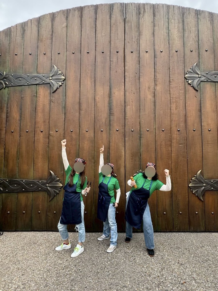 dsnmkmmm's tweet photo. ハロウィン終わってしまった！今年も楽しかった！！
4年目のHSM2仮装🏖☀️ラヴァ・スプリングス皿洗い隊🍽️

#Dch仮装 #マニアック過ぎるディズニー仮装 https://t.co/99ZY7t9cS2