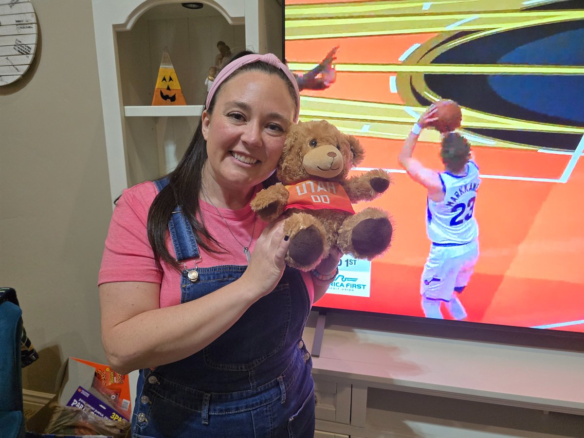 JamieTweets0811's tweet photo. Wow! Ms. Rachel is a Jazz fan!! 😂😍 #lesolsonit #takenote https://t.co/9A3xsEai0p