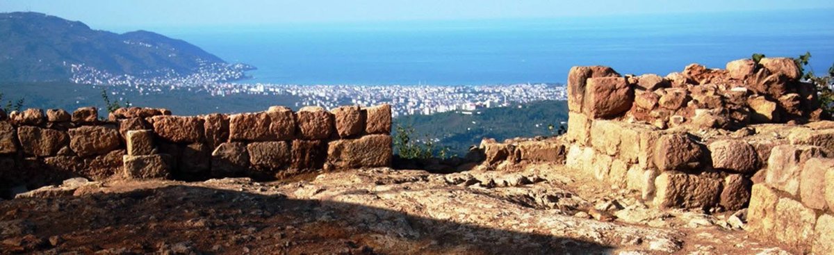 Kurul Kalesi’nden Ordu manzarası.
M.Ö. II-I. yüzyıllarda yerleşim görmüş bu kalede, Romalılara karşı kazandığı zaferlerle ünlü kral VI. Mithridates (Mitridat) döneminde Pontus Krallığı hüküm sürüyordu. Başkent Amasya, çevresi Samsun, Ordu, Giresun, Trabzon, Gümüşhane ve Tokat’tı.