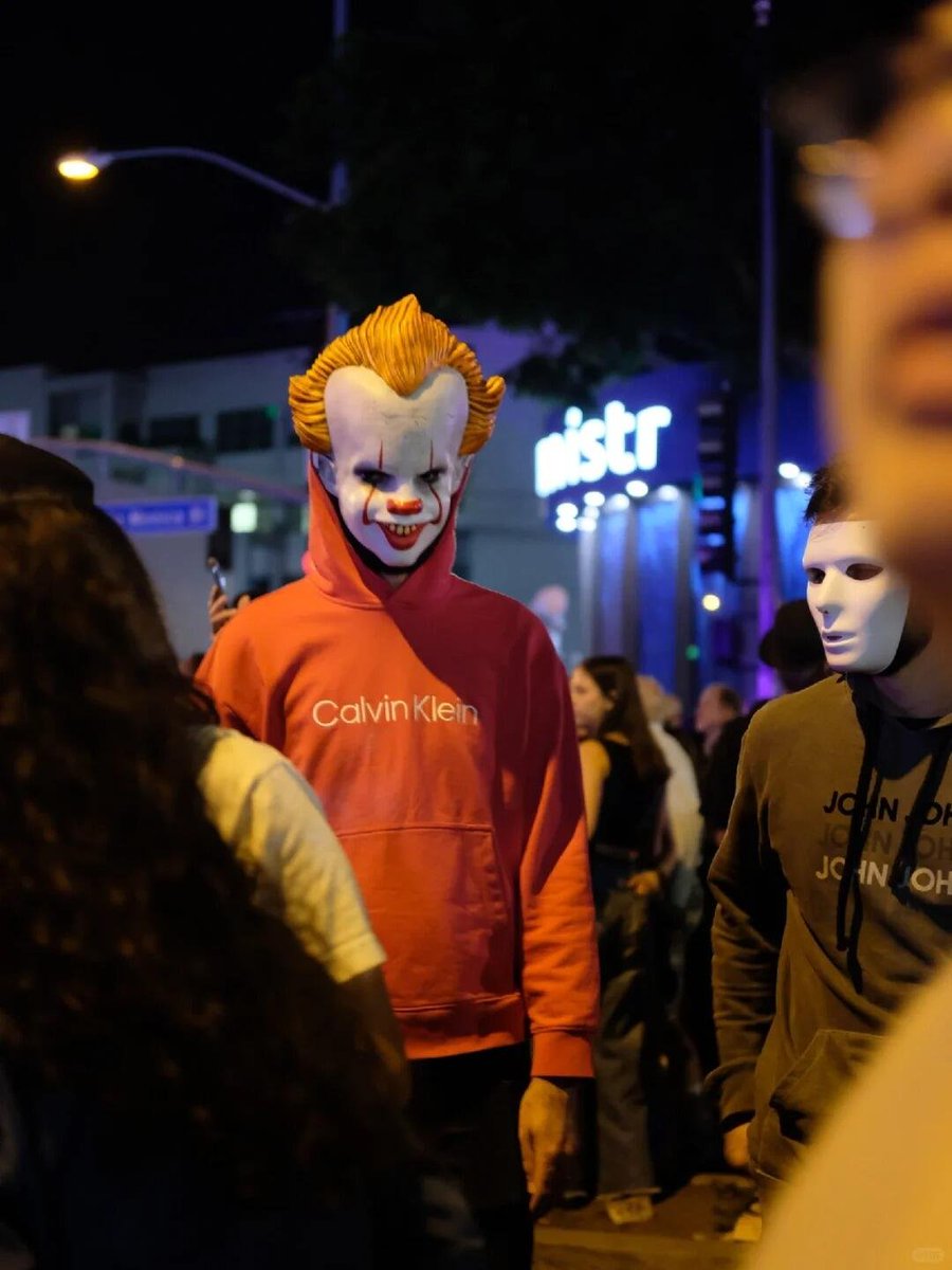 dre4eva_'s tweet photo. The atmosphere on the whole street is fantastic, with a parade of thousands! 🎊👯‍♀️ #StreetVibes #Halloween https://t.co/BQUA7FDti5