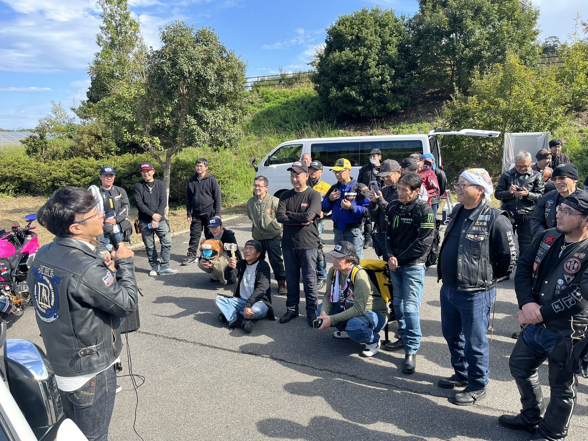 まだやってますよー！　物販ブースは13時まで！