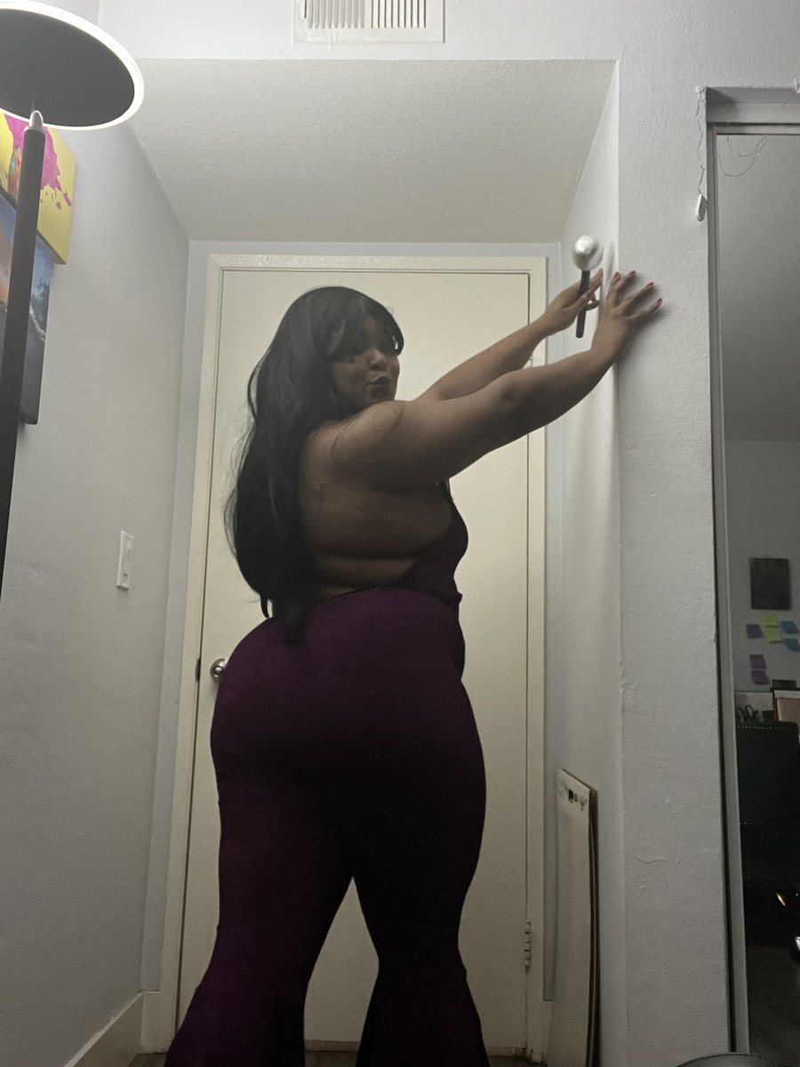 TonjaStidhum's tweet photo. I don’t typically do back-to-back costumes of the same subject, but… anything for Selenas. And she got the variety of FASHUNS to choose from. 💃🏽

#Halloween #Halloween2025 #Selena #SelenaQuintanillaPerez #snackish #thicc https://t.co/eTGudraRAj