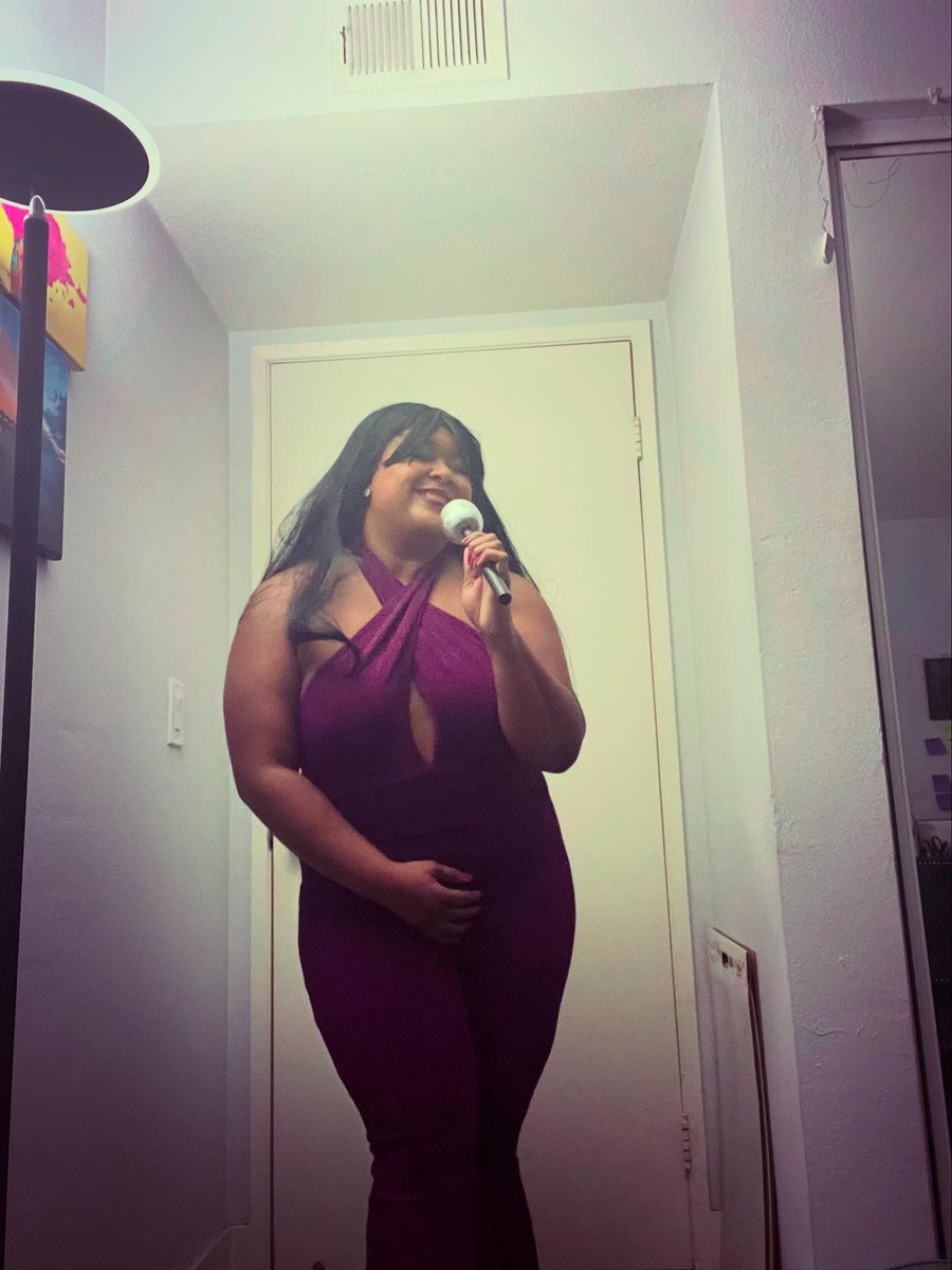 TonjaStidhum's tweet photo. I don’t typically do back-to-back costumes of the same subject, but… anything for Selenas. And she got the variety of FASHUNS to choose from. 💃🏽

#Halloween #Halloween2025 #Selena #SelenaQuintanillaPerez #snackish #thicc https://t.co/eTGudraRAj