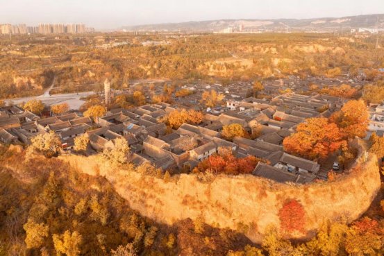 Thisisweinan's tweet photo. 🍂 Autumn deepens, frost kisses the leaves, and Hancheng turns into poetry itself.
When the wind chills and fallen leaves line the stone steps—can you hear the call? 🍁
This autumn, find warmth and stories in timeless Hancheng. 💛
#Hancheng #AutumnInChina #TravelAsia https://t.co/9Lxt7DJaL0