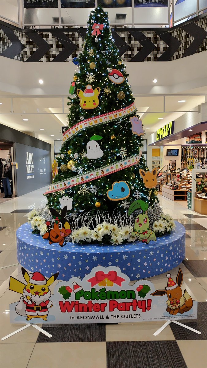イオンモールにポケモンのクリスマスツリーが設置されていました
