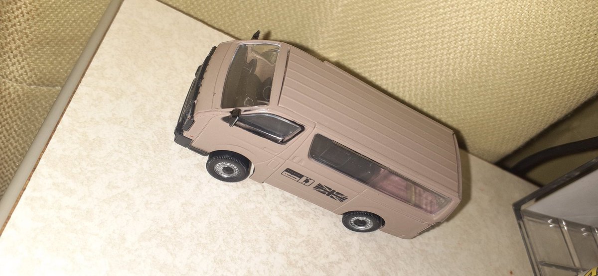craft_tom's tweet photo. スタストのダムドハイエース見つけたので廻してきました😃
まあ一回だけですが😁
なかなかですがルーフ上の継目が気になりますね～☺️
デフエースですか？カスタムハイエースですね～☺️
多分ベージュなのかな？
一台で打ち止めにしました😃 https://t.co/jy3EMPTUaA