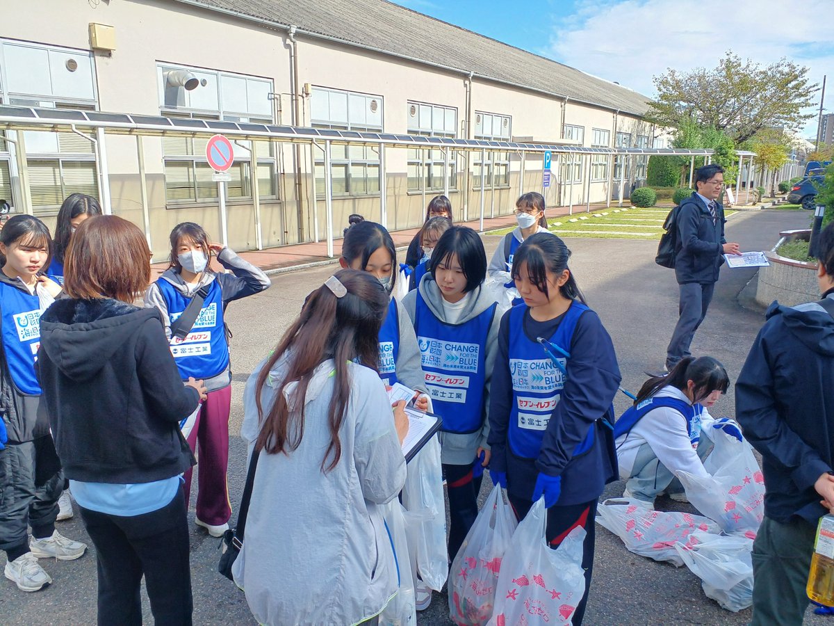 uminohi_aichi's tweet image. 全チーム戻って来たので、分別・軽量タイム⌛草むらに入ってごみを探してくれた形跡→くっつき虫‼️#spogomi