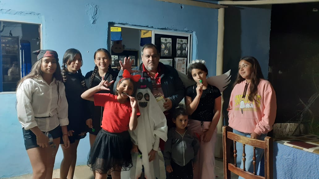 🎃 ¡Visita sorpresa en Kiosco-Bar Reencuentro! 👻
Los peques pasaron a pedir dulces y llenaron la noche de sonrisas 🍬✨
📍 Tapebicuá – Corrientes

#BarReencuentro #Tapebicuá #Halloween #DulceOTruco #BuenaOnda #NocheDeSonrisas