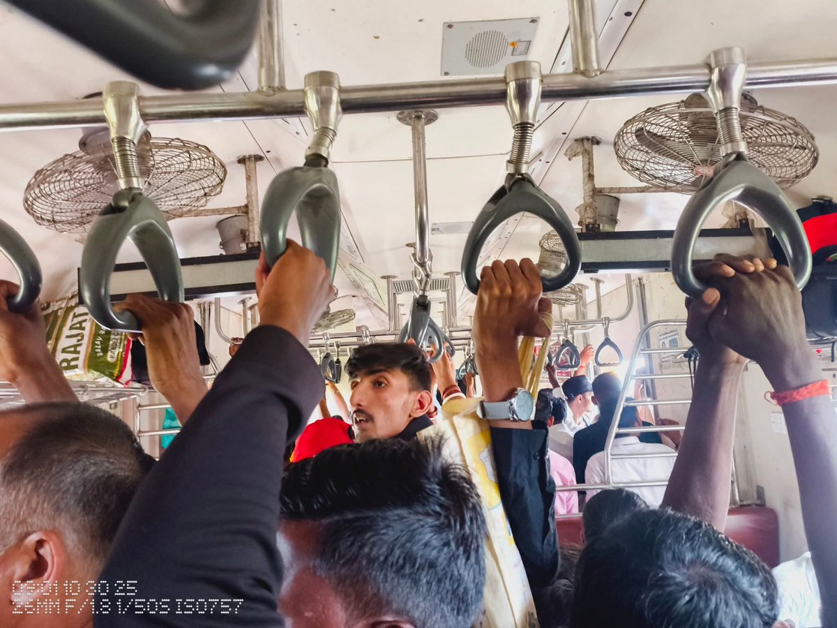 किऊल गया रेलखंड में चल रही सभी मेमू ट्रेनों का परिचालन 08 कोच के साथ किया जा रहा है जिस वजह से लोगों को बहुत समस्याओं का सामना करना पड़ रहा है । दानापुर डिविजन से निवेदन है सभी मेमू रैक के ट्रेनों को 12 कोच के साथ परिचालन करे ।
<a href="/drmdnr/">DRM Danapur</a> 
<a href="/ECRlyHJP/">East Central Railway</a> 
<a href="/RailMinIndia/">Ministry of Railways</a> 
<a href="/RailwaySeva/">RailwaySeva</a>