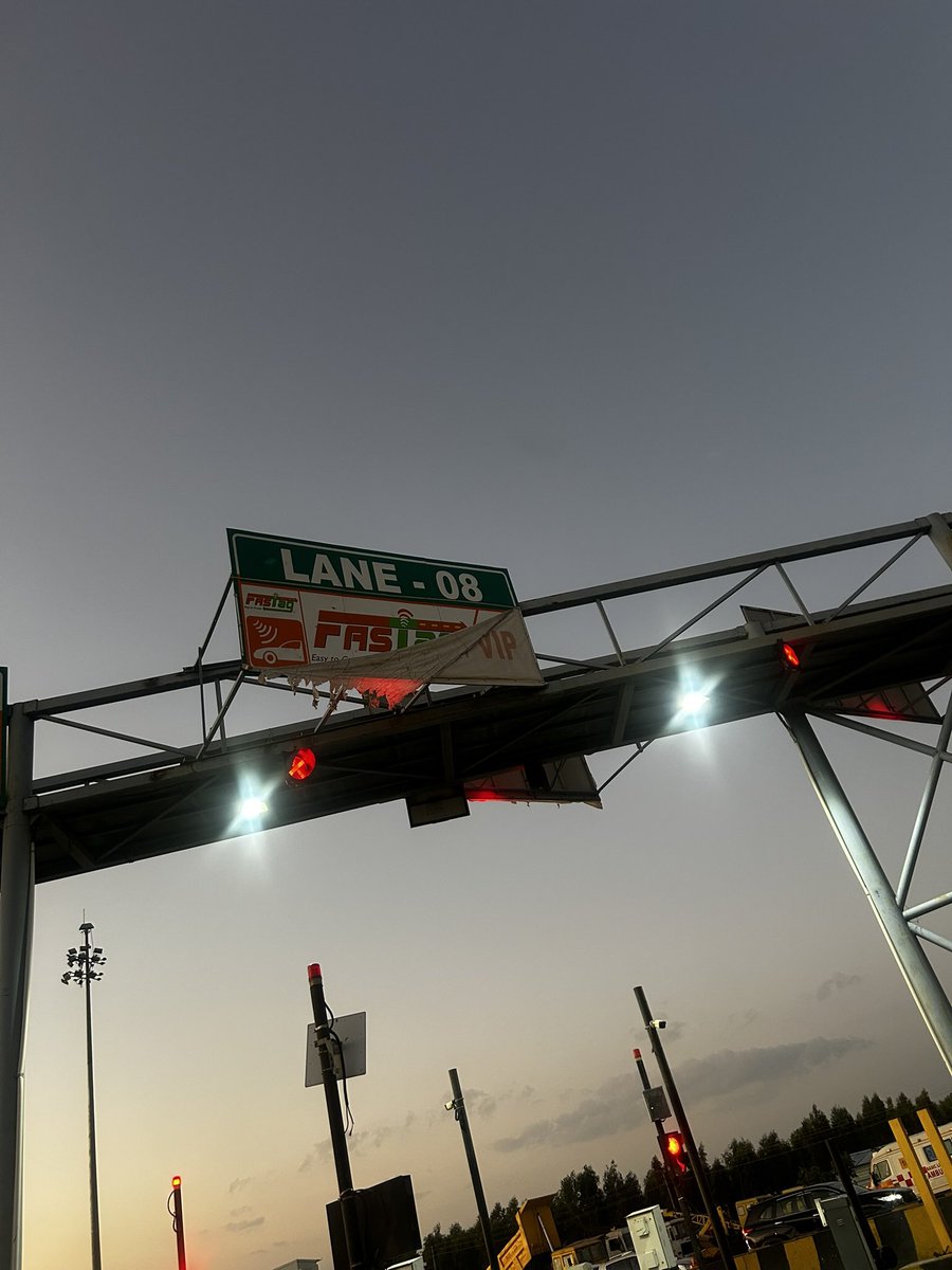 SaveKadugodi's tweet image. Even with #fasttag, @NHAI_Official annual pass commuters were facing delays at toll plazas at #Bengaluru.

And VIPs, random folks, kept going through the exclusive lane. 

What makes them VIP? Why this preferred treatment? The honest tax payers is the real VIP

#VIPculture