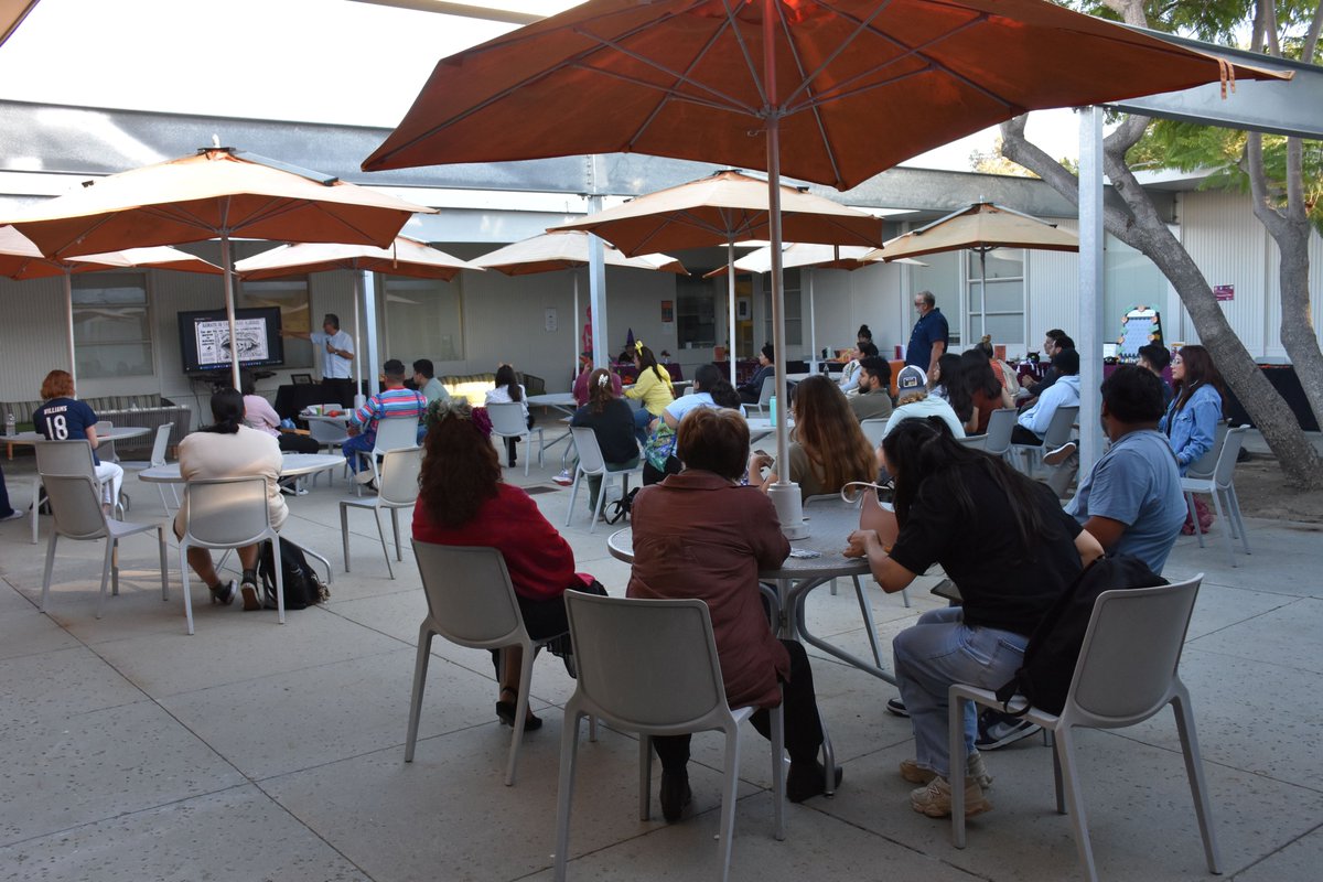 CSUDHEducation's tweet image. Thanks to everyone who joined us for our All Hallows Tide & Día de los Muertos Celebration!
Special thanks to Dr. Domínguez & @ASICSUDH COE rep. Elvis
A few photos that highlight the celebration. Have a happy & safe Halloween & Día de Muertos! 🎃 💀
#COEFamily 💙 #WeAreCOE 🍎