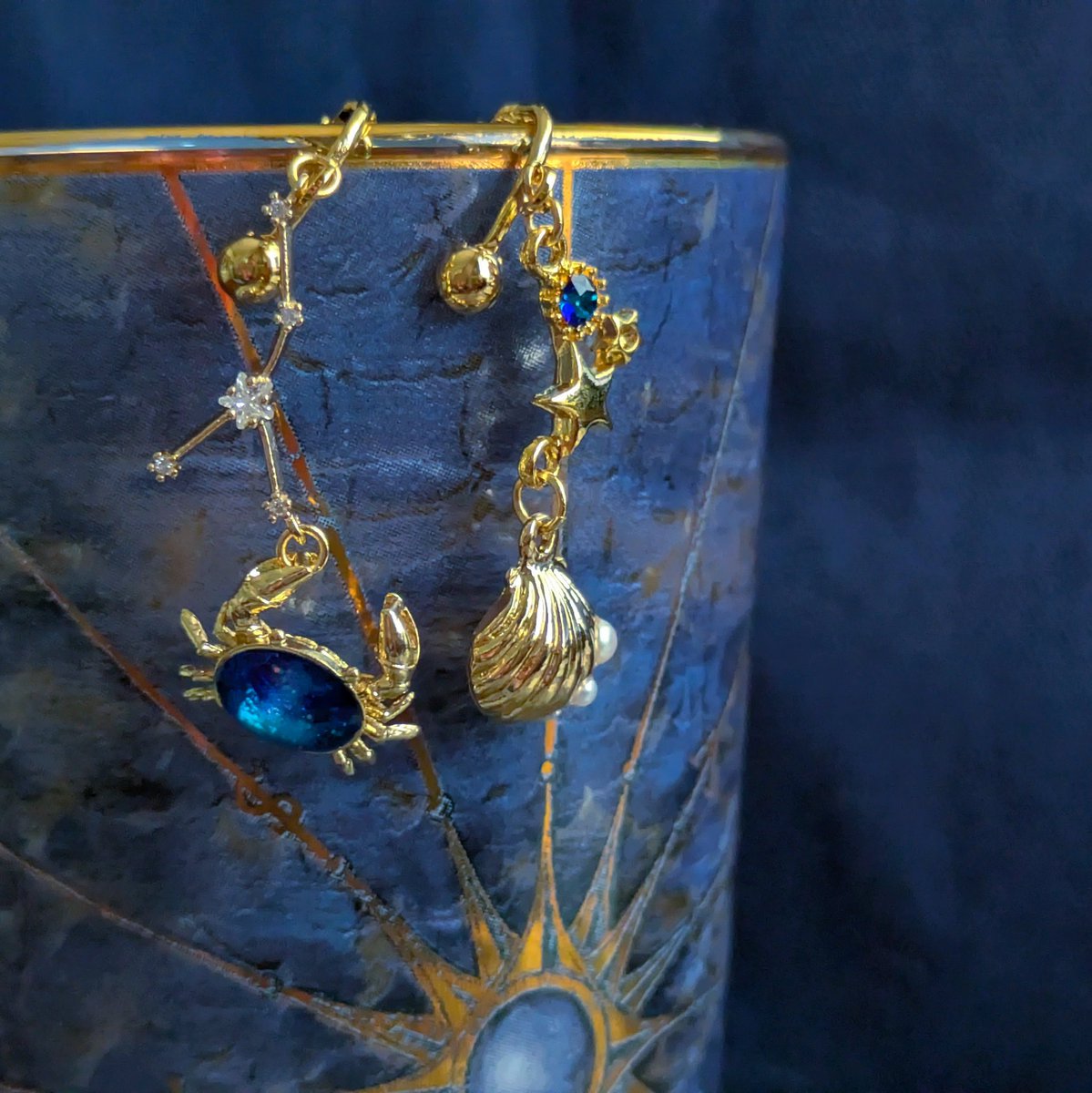 #デザインフェスタ62 
🌌星海Hz観測記録所🌌
ライブペイントブースにて3名の合同出店で参加させて頂きます。
🐋両日出店
🪐西館1階Aブース（A-251）
【ここは夜しか訪れない夜の国。人々は水平線と夜空の交わる処に生きる生物に思いを馳せていました】
<a href="/designfesta/">デザインフェスタ公式</a>　
#デザフェス62リポスト