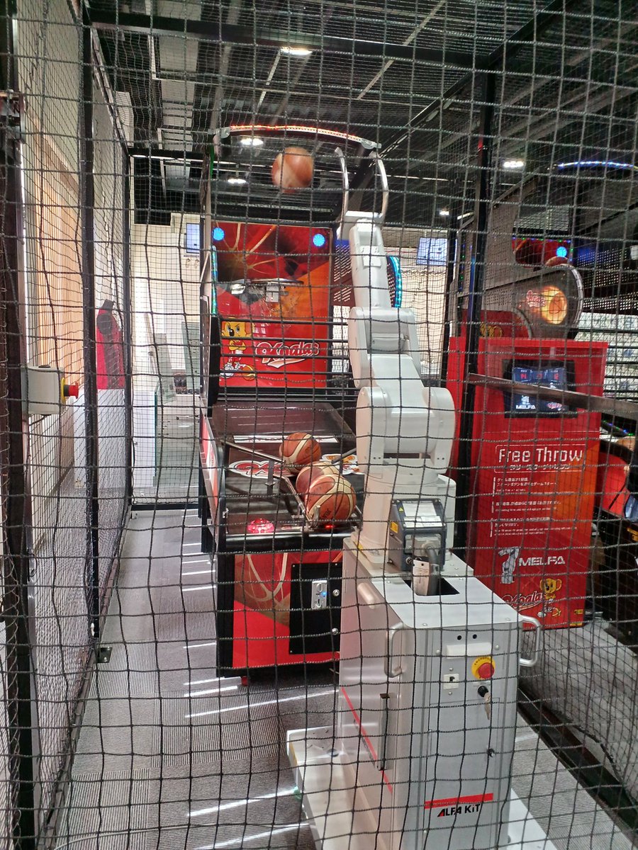 uminohi_aichi's tweet image. 三菱電機名古屋製作所FAコミュニケーションセンターでロボットとフリースロー対決✋➰🏀名古屋ダイヤモンドドルフィンズ、三菱電機コアラーズの選手はロボットに勝てるのかなぁ☺️
#spogomi