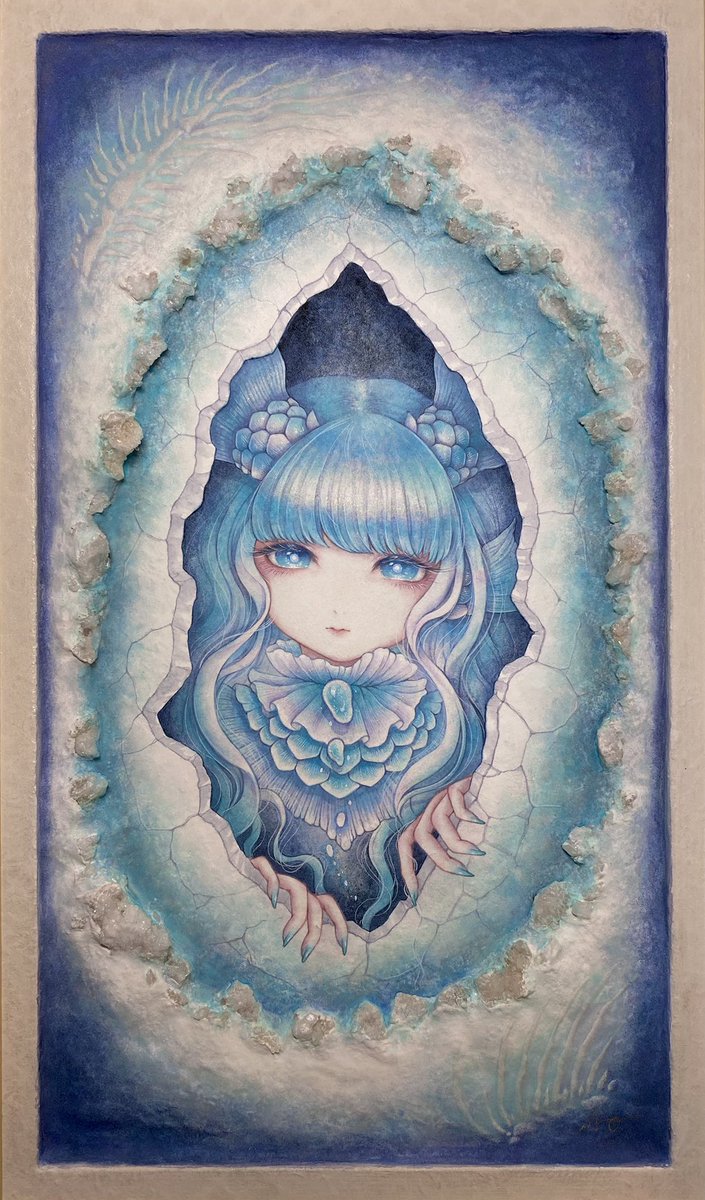 CaSO4_AO's tweet photo. 「深い夢の汀（みぎわ）」
深海と古代魚をモチーフに、心の奥で生まれる変化をテーマに描いてみました🐟

ジオードの殻の狭間は、夢と現の境目（汀）で、殻を割って新しい自分へと生まれ変わる瞬間をイメージしています。

揺らぎや奥行きを感じてもらえるように、
半立体の日本画にしてみました🫧 https://t.co/XoKivWPiD5