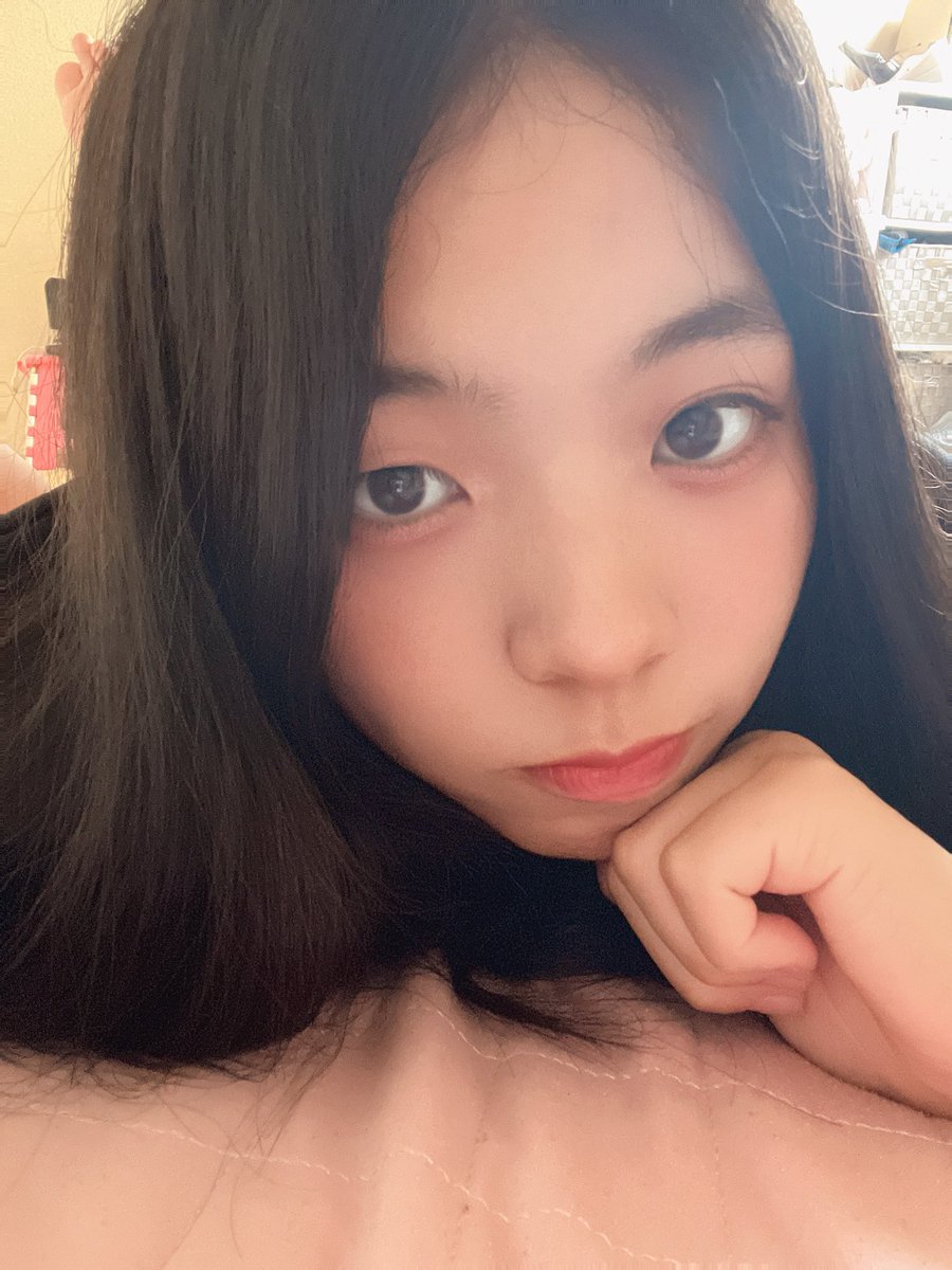 yr_423's tweet photo. 久しぶり！！！
今日イベント最終日！久しぶりの配信なんか緊張だけど喋るの楽しみ！
たくさん会いに来てください🎀
#ミクチャ https://t.co/KzbzvnFMP4
