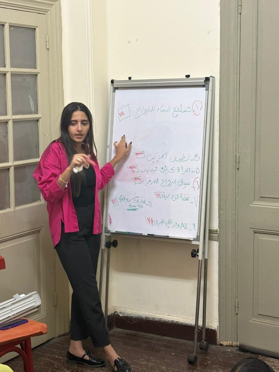 تستكمل مؤسسة ماعت سلسلة اجتماعاتها حول تصحيح السرديات المغلوطة بشأن النسوية في مصر، وذلك ضمن مشروع FemRise.

وفي هذا الإطار، عقدت المؤسسة الاجتماع الثامن، حيث تلقّى المتطوعون تدريبًا عمليًا على تقنيات التفاعل مع الجمهور ضمن أساليب المسرح التفاعلي، والتمثيل، والارتجال.

كما تضمن