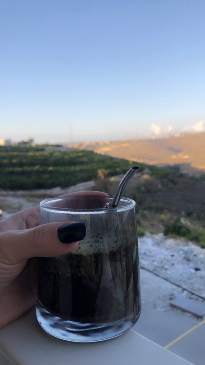 لَها إبتِسامةٌ تَكفي لإِيقاظ الشَمس..❤️🦋