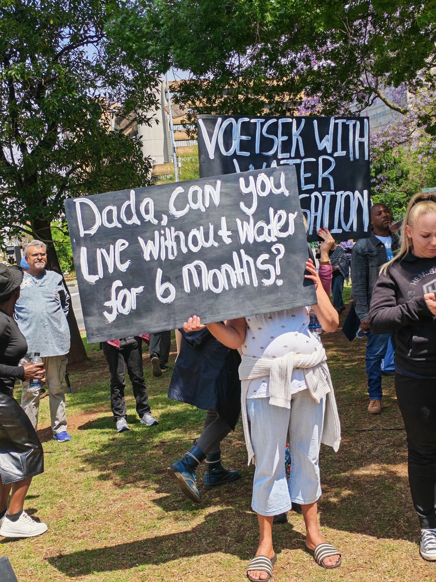 Protesters gather outside the <a href="/CityofJoburgZA/">City of Joburg</a> council lawn demanding urgent action from the mayor over ongoing water issues. #WaterCrisis #cityofjohannesburg #dadamorero/ MN