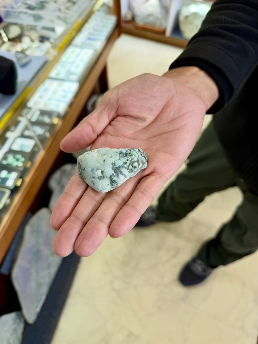 小滝川採取 天然石 庭石 約80cm級 真贋不明 安全安心にヒスイ探しを」小滝川ヒスイ峡など“採取禁止エリア”に