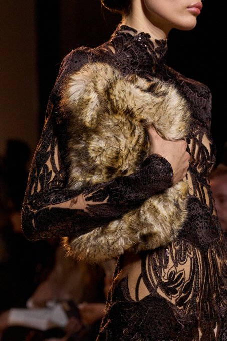 أبرزها الفرو والتصاميم الكلاسيكية .. اكتشفي أبرز صيحات حقائب خريف وشتاء 2025-2026. شاهدي المزيد من الصور 