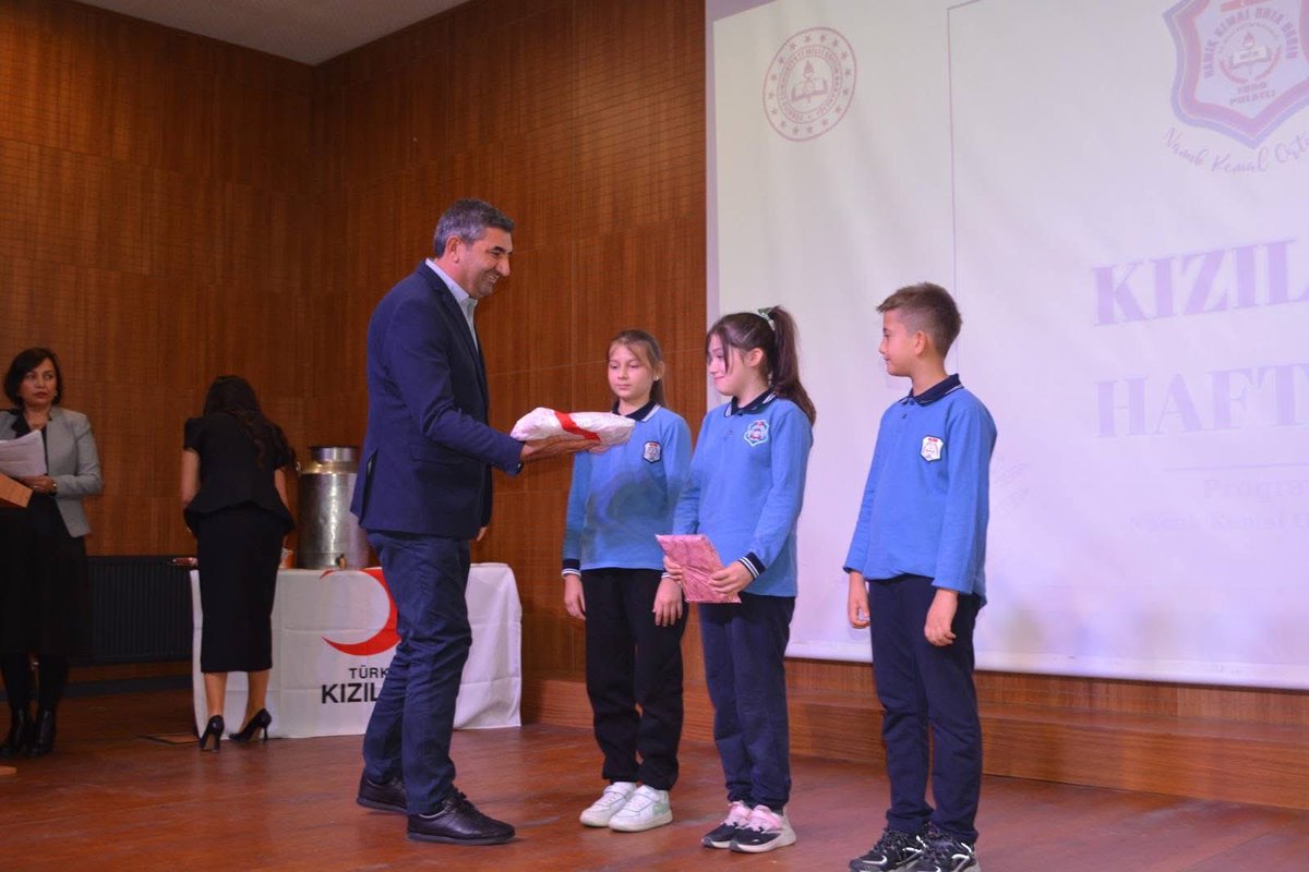 Kızılay Haftası vesilesiyle, Polatlı Namıkkemal OO öğretmeni ve öğrencilerinin hazırladığı programa katılım sağladık. ❤️
Kızılaycılığın önemini genç nesillerle paylaşmak, onların iyilik yolundaki heyecanına ortak olmak bizler için büyük bir mutluluktu.Emeği geçenlere teşekkürler