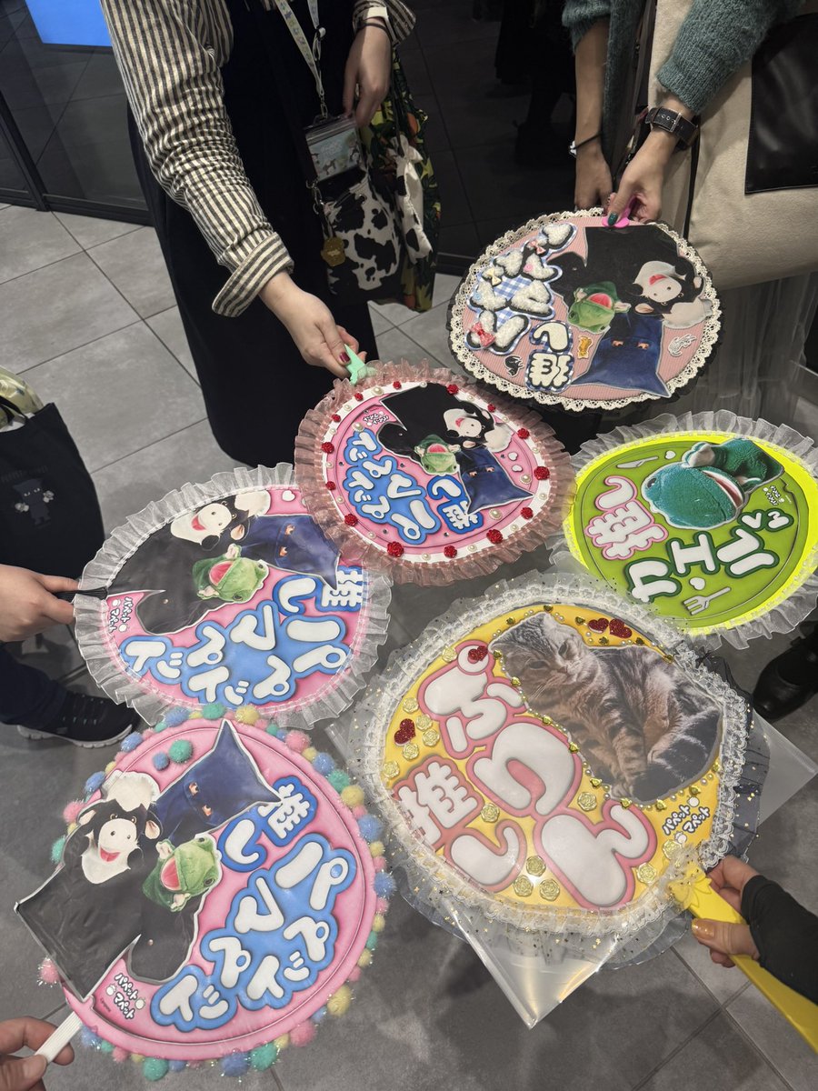 渋谷PUSへ🐮🐸
初めてげみ様たちと対面でたくさんお話できて、嬉しい！泣きそう😭✨

ありがとうございます！

うちわは、大優勝している皆さまの力作🏆🥇（画像は裏表）

ただ団扇に紙を貼れば良いと思っていた私でした🥹

パペさんへ届けー📣

#パペストア
#パペットマペット