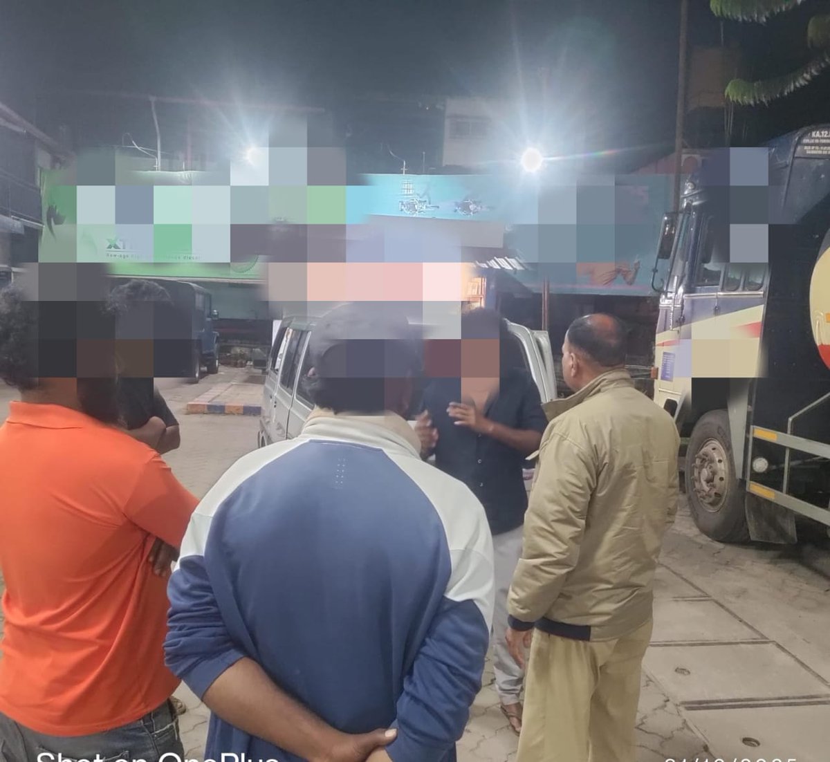 ಗೋಣಿಕೊಪ್ಪ ಪೊಲೀಸ್ ಠಾಣಾ ವ್ಯಾಪ್ತಿಯ ಪೆಟ್ರೋಲ್ ಬಂಕ್ ಹತ್ತಿರ ಗಲಾಟೆ ಎಂದು ಕರೆಬಂದ ಕೂಡಲೇ ಸ್ಥಳಕ್ಕೆ 112 ರವರು ತೆರಳಿ ವಿಚಾರಿಸಲಾಗಿ, ಪೆಟ್ರೋಲ್ ಹಾಕುವ ವಿಚಾರವಾಗಿ ಗಲಾಟೆಯಾಗಿದ್ದು ಇಬ್ಬರಿಗೂ ಸೂಕ್ತ ಕಾನೂನು ತಿಳುವಳಿಕೆ ನೀಡಿದ್ದು, ಸಮಾಧಾನವಾಗದ ಕಾರಣ ಮುಂದಿನ ಕ್ರಮಕ್ಕಾಗಿ ಠಾಣೆಗೆ ಹಾಜರುಪಡಿಸಲಾಗಿದೆ. <a href="/112Kodagu/">112 Kodagu</a> <a href="/KodaguSp/">SP Kodagu</a>