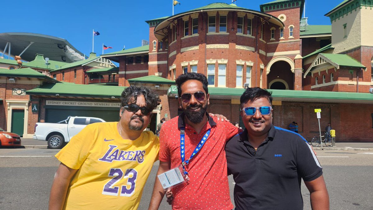 AnkanKar's tweet image. This photo finally found its true calling 😎📸
Three cricket nuts, one frame, one SCG backdrop 🏏🎂
Happy Birthday to all of us - @abhishereporter @kushansarkar 😂