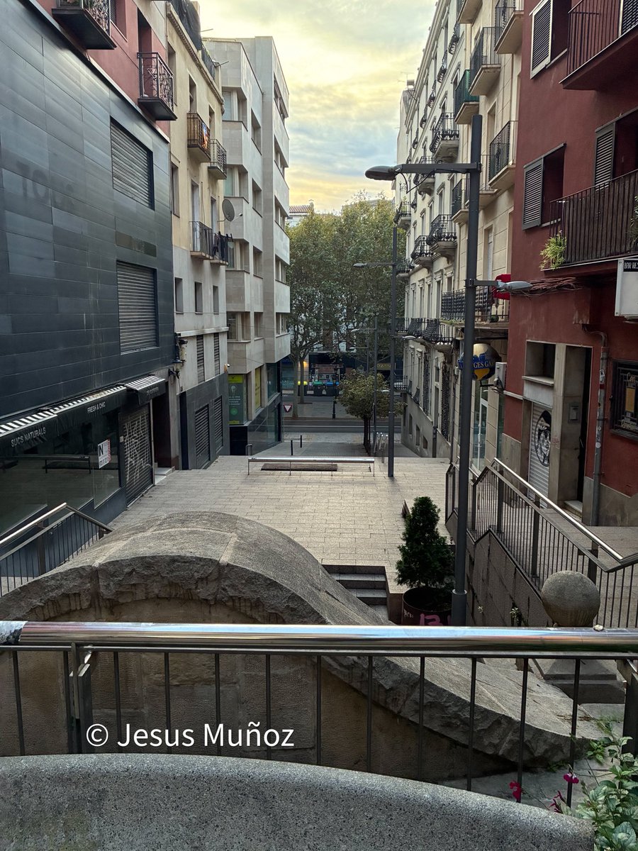 jesuss_63's tweet photo. Lerida 🇪🇸🇪🇸🇪🇸#raw_beaches #raw_potd #raw_bnw  #spain #usa #raw_colours #raw_minimal #raw_reflection #eaw_europe #raw_europe #raw_architecture #canonista #raw_cityscape #rawon25 https://t.co/zDFMIOPX8M